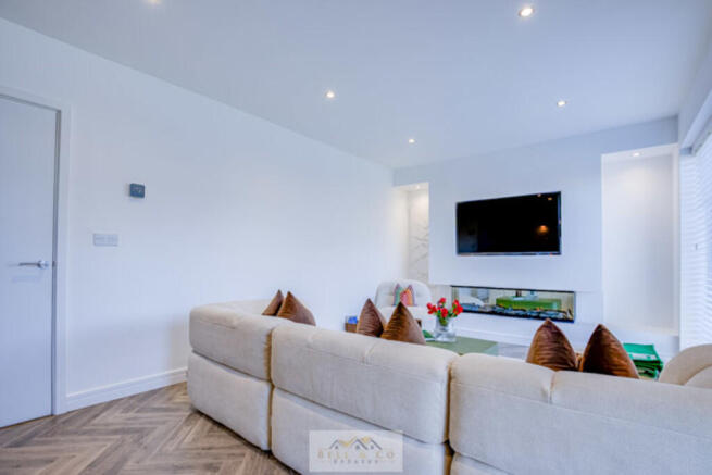 2 bed Apartment for sale Image 6