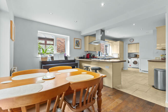 4 bed Detached for sale Image 5