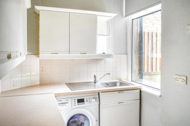 2 bed Terraced to rent Image 5