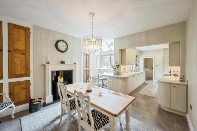 5 bed Semi-Detached for sale Image 12