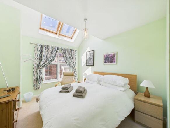 3 bed Apartment for sale Image 8