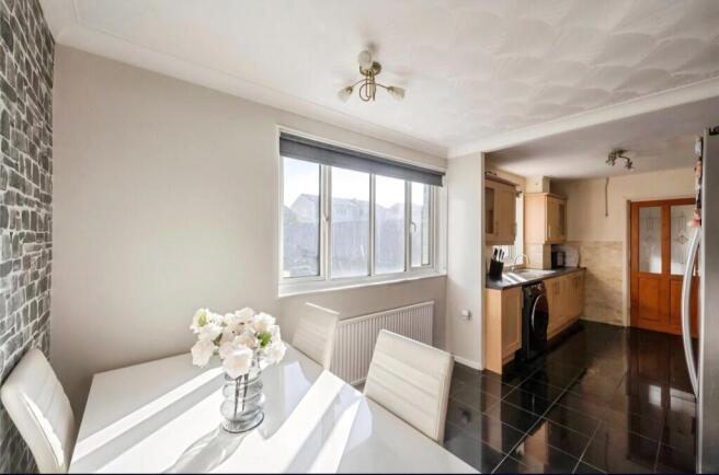 3 bed Semi-Detached for sale Image 11