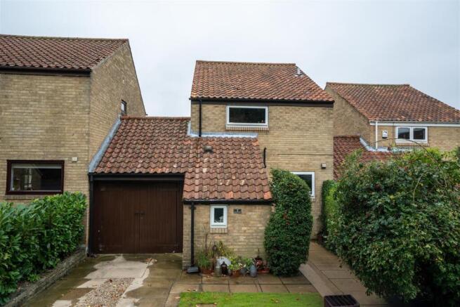 3-bed detached on Bridge Garth, Clifford, Wetherby, £325,000