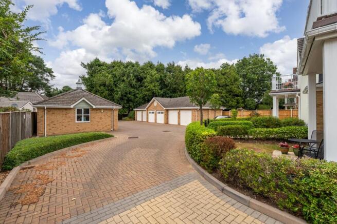 Manor Close, Ferndown, Dorset, BH22 photo 4