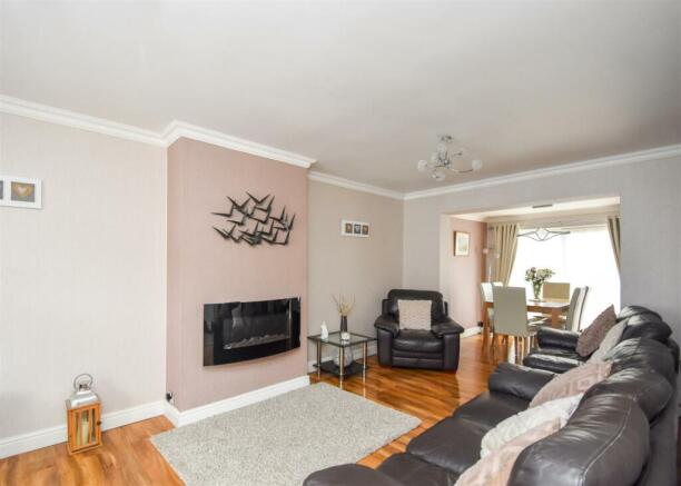 25 Ashenden Rise - Lounge 2.jpg