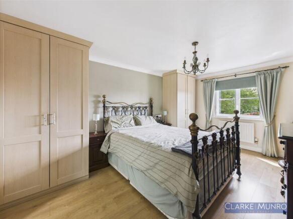5 bed Detached for sale Image 11