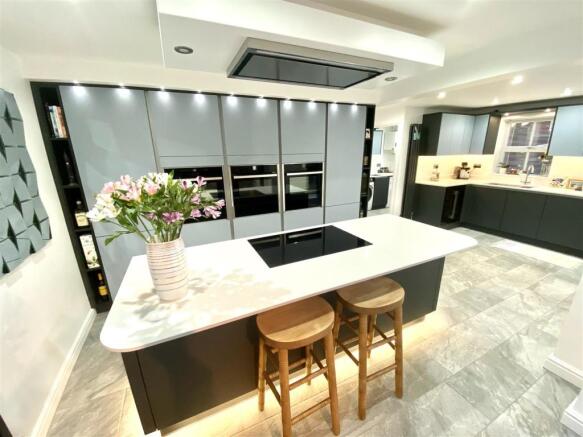 KITCHEN/CONSERVATORY/FAMILY ROOM
