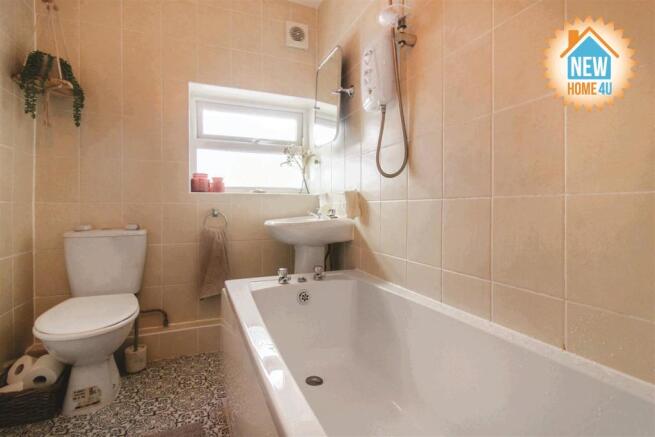 FAMILY BATHROOM: