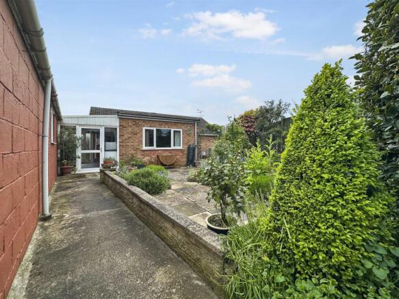 Landscaped Side Garden 022