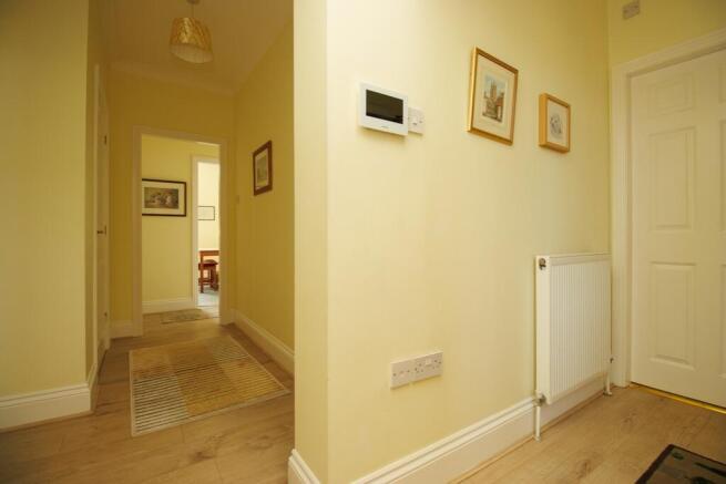 3 bed Ground Flat for sale Image 4