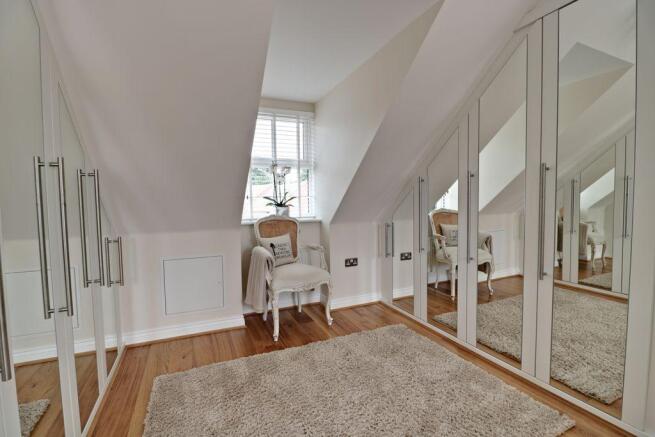 Dressing Area to Master Suit