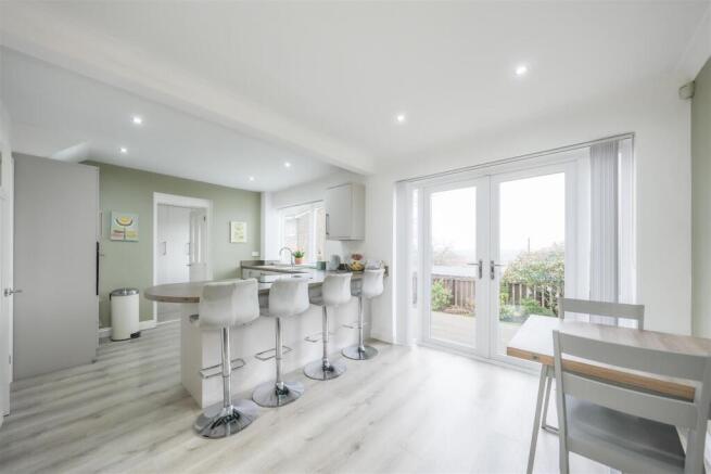 KITCHEN / DINING ROOM