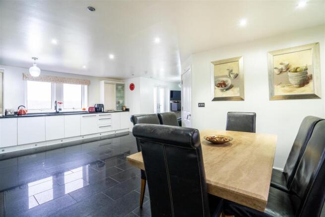 7 bed Detached for sale Image 9