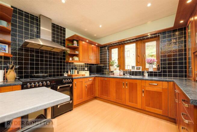 4 bed Detached for sale Image 7