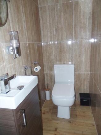 CLOAK ROOM/W.C