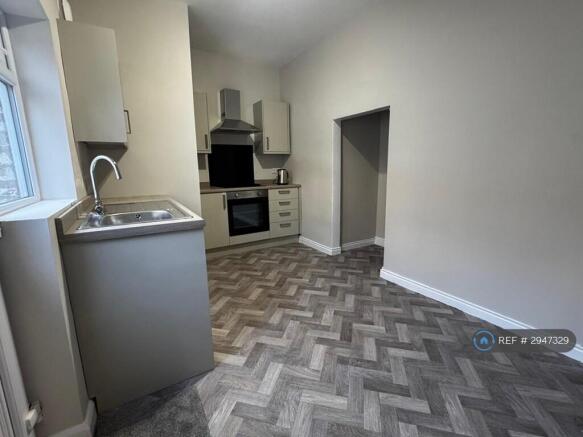 2 bed Terraced to rent Image 5