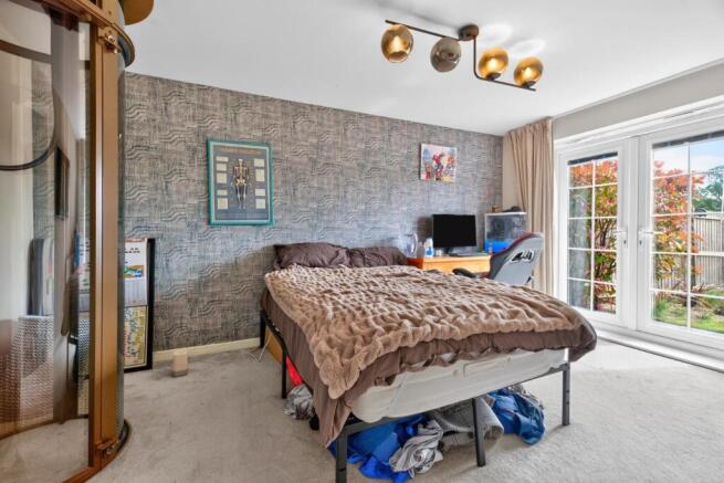 4 bed House for sale Image 9