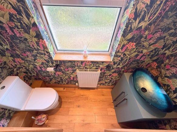 5 bed Detached for sale Image 12