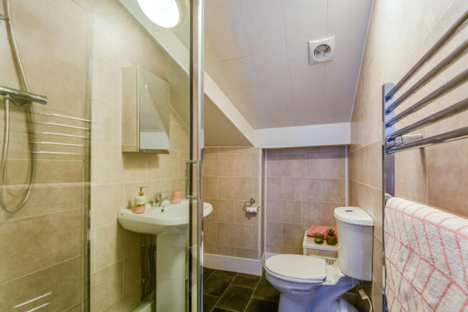 4 bed House to rent Image 10