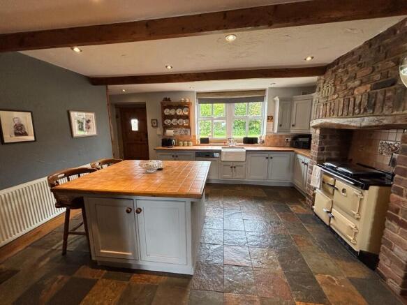 6 bed Detached for sale Image 11