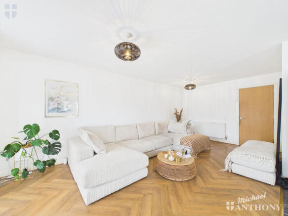 CAM03218G0-PR0971-STILL008