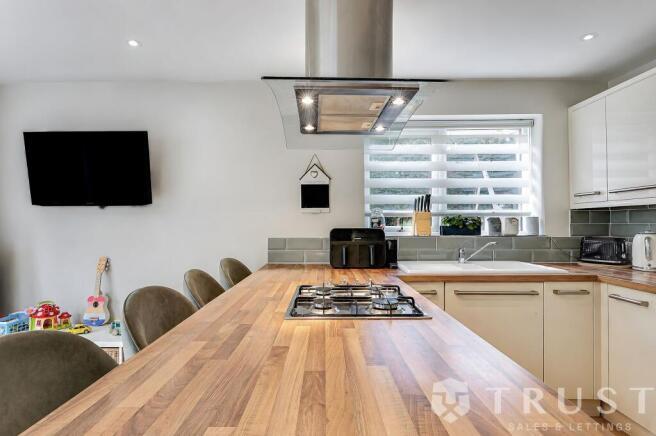 4 bed Detached for sale Image 9
