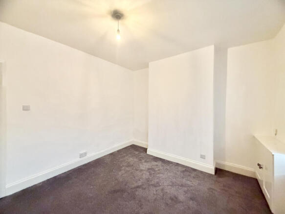 2 bed Terraced to rent Image 5