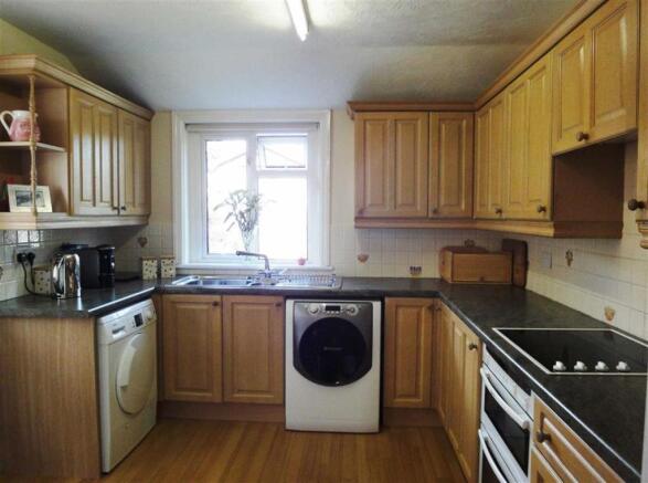 KITCHEN AREA:
