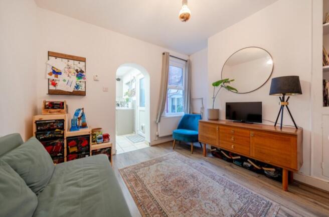 1401456-7-6973f9f63375a