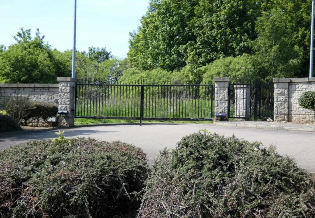ENTRANCE GATE
