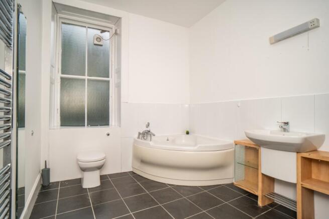 24 1F1 Gardners Crescent Bathroom