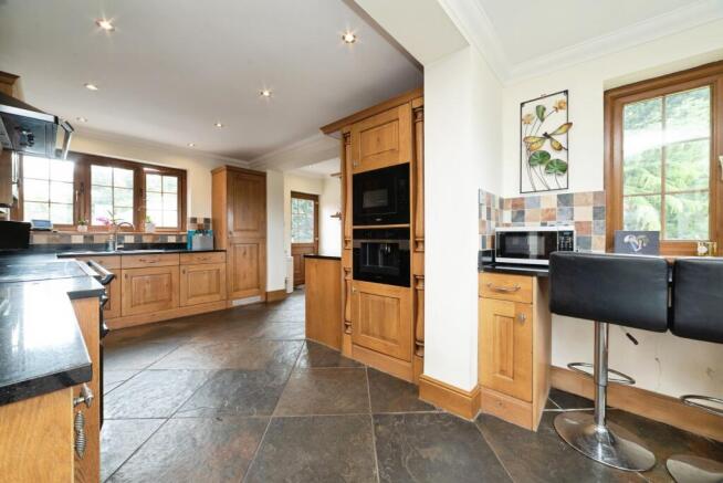 6 bed Farm House for sale Image 6