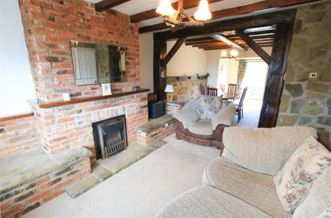 OPEN PLAN LIVING/ DINING ROOM