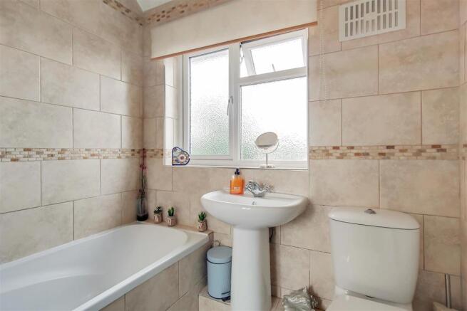 10_Bathroom-0.jpg
