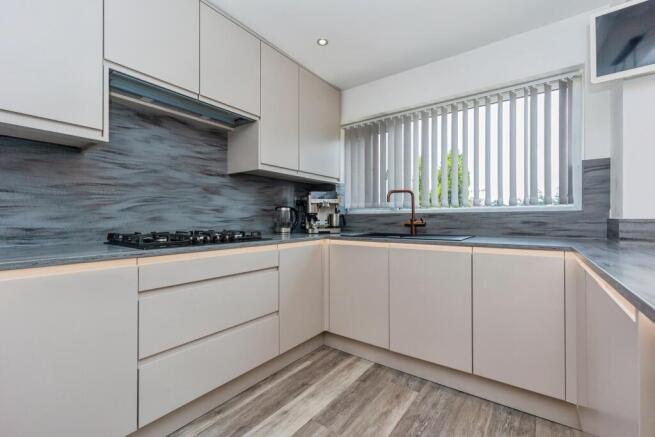 5 bed Detached for sale Image 7