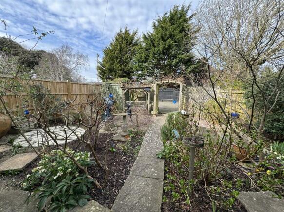 FRONT GARDEN