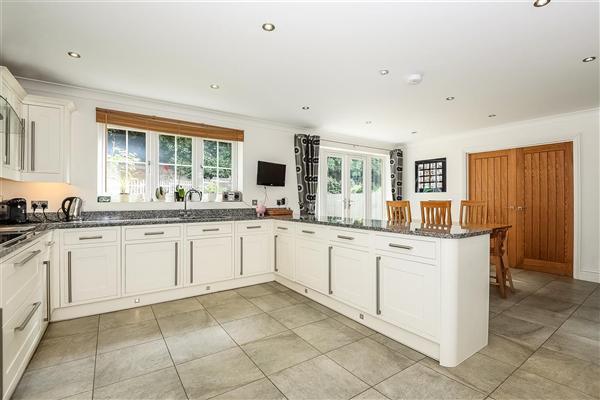 KITCHEN/BREAKFAST