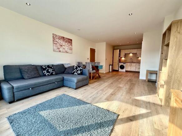 2 bed Apartment to rent Image 5