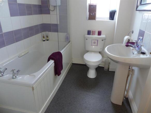 FAMILY BATHROOM.JPG