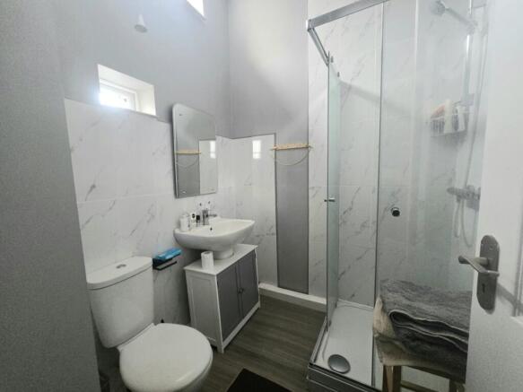 2 bed Flat to rent Image 5