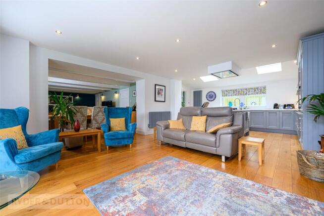 5 bed Detached for sale Image 8