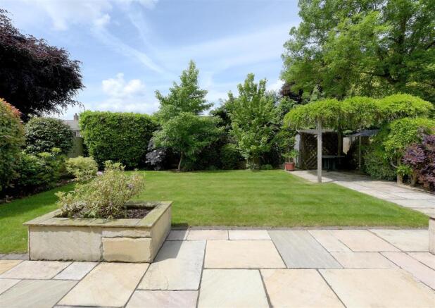 LANDSCAPED REAR GARD