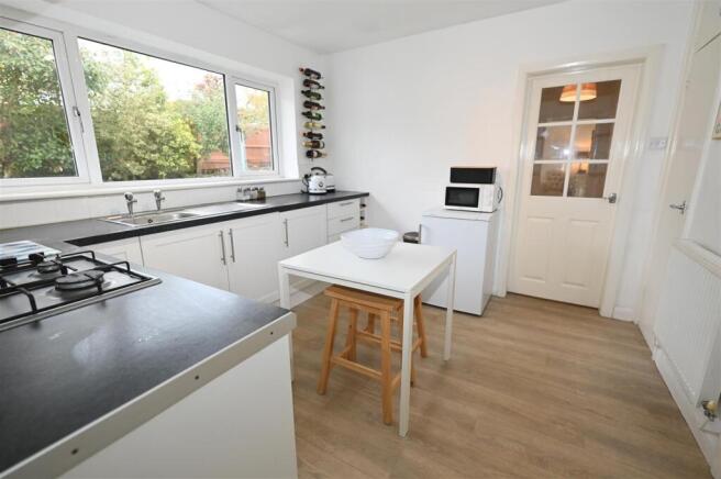4 bed Detached Bungalow for sale Image 7