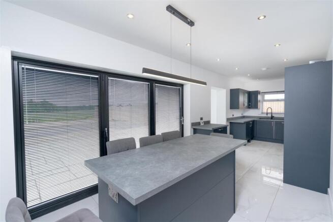 4 bed Semi-Detached for sale Image 4
