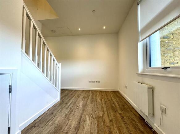 Living Room Pic 3.jpeg