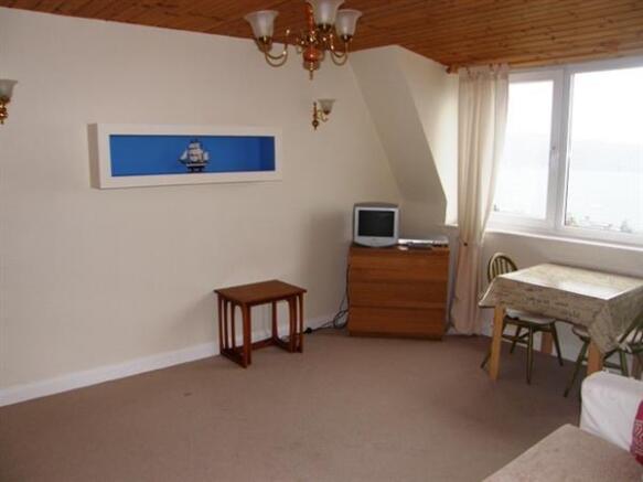 LOUNGE/BEDROOM