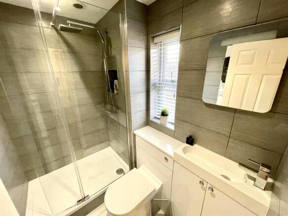 EN-SUITE SHOWER ROOM
