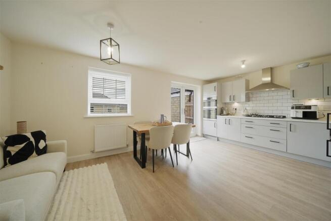 4 bed Detached for sale Image 9