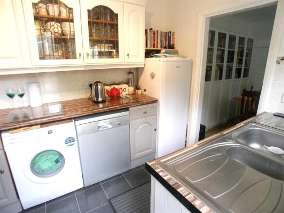 FITTED KITCHEN