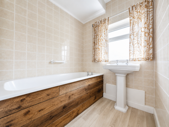 5 bed Detached for sale Image 12